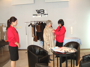 �������̖є�̃R�[�g�𒅂Ă�����āE�E�E�E